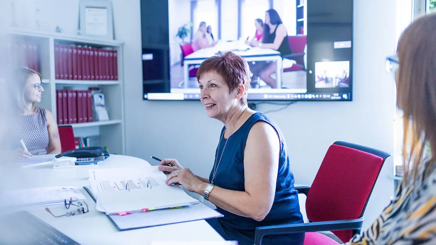 Christa Seitz. Bürobesprechung bei Seitz und Partner. Steuerberater in Karlshuld und Schrobenhausen.